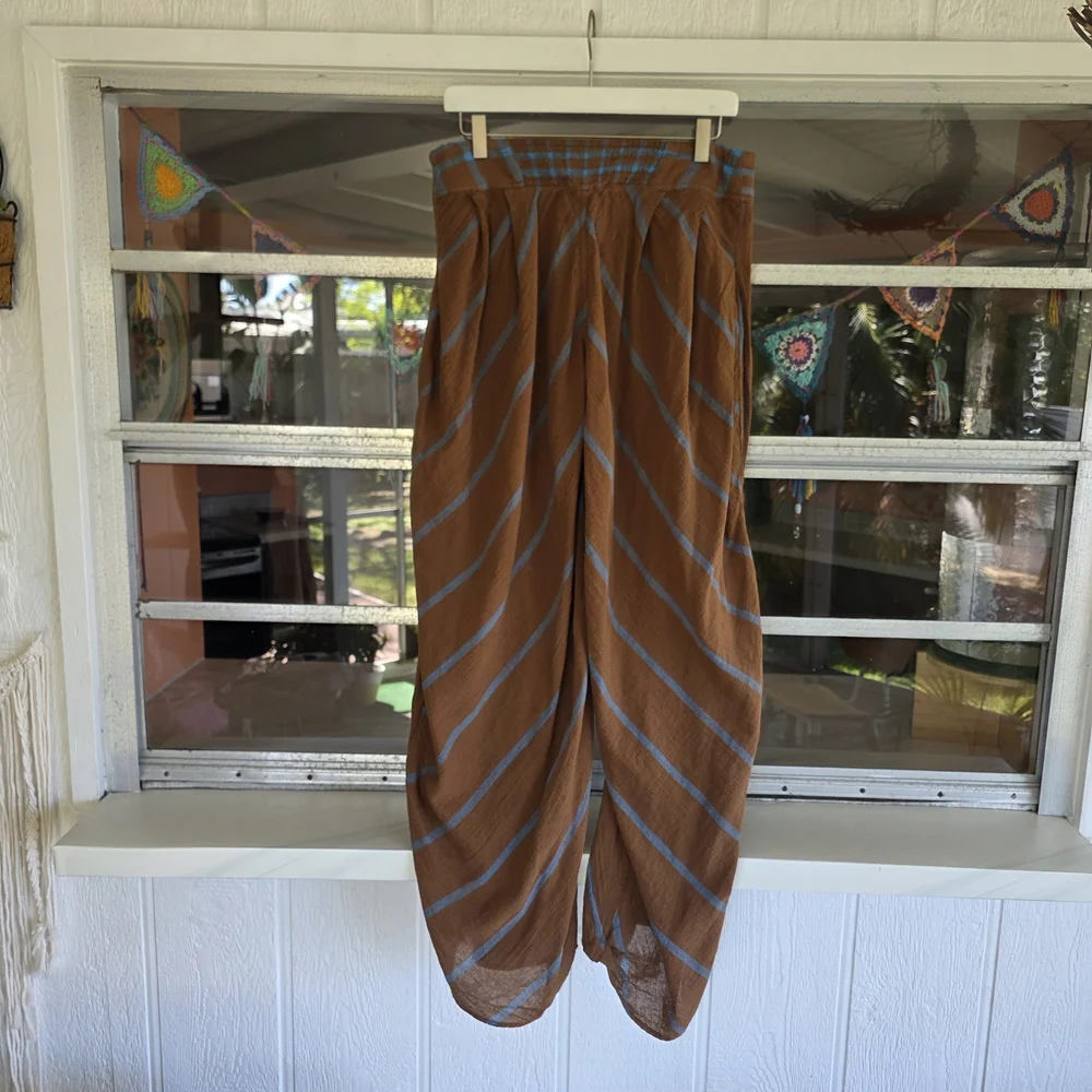 Loose-Fit Blue Button-Up Shirt and Brown Wide-Leg Pants Set - Picture 8 of 12